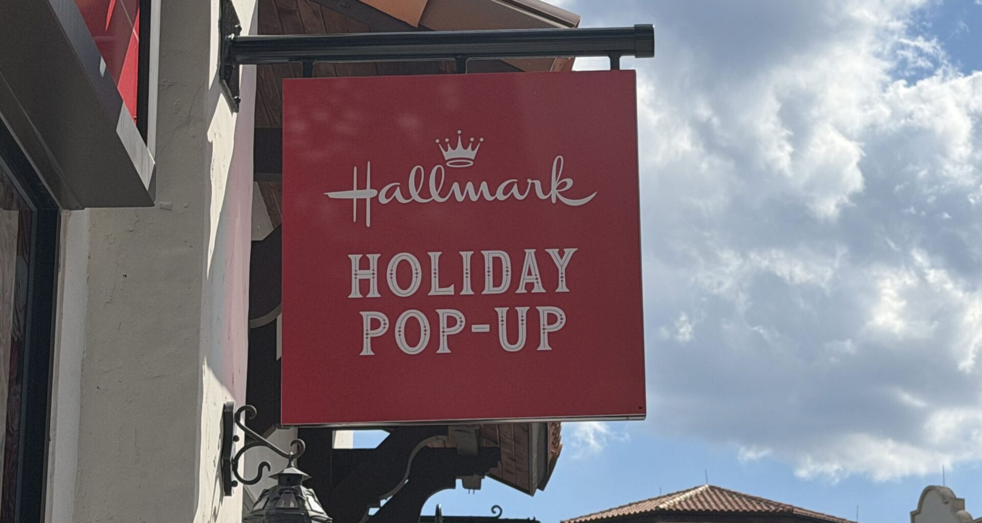 Opening Date Revealed for Hallmark Holiday Pop-Up Shop at Disney Springs