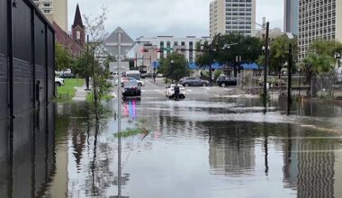 Some areas of Downtown Jacksonville see flooding; JSO officer helps push car out of water