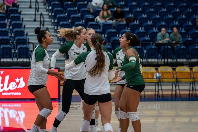 Dolphins Outlast Royals In Five-Set Bout