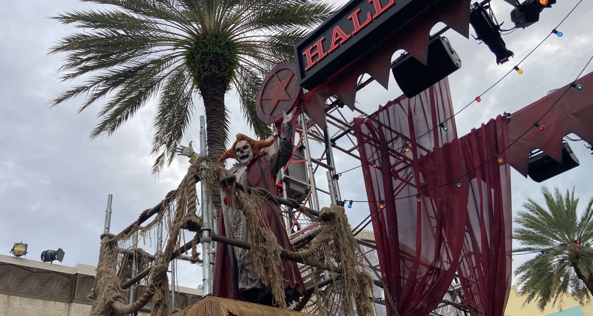 Halloween Horror Nights at Universal Orlando Adds Announcement Reminding Guests to Not Touch Scareactors