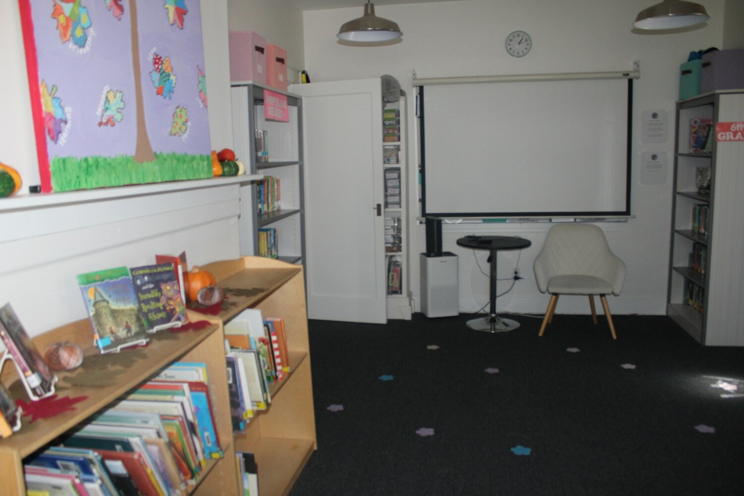 The library now has a learning room with a projector.