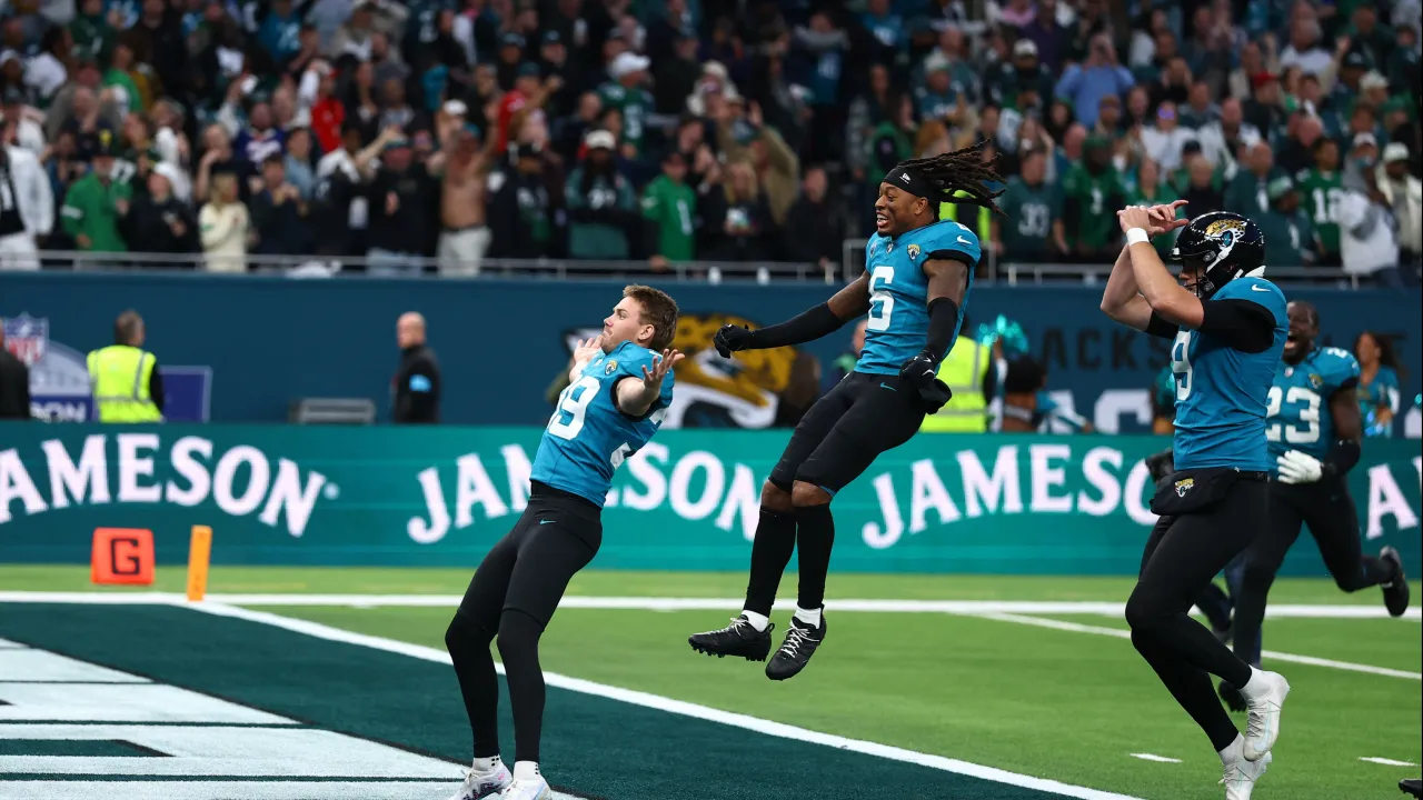Eagles vs. Jaguars final score, results: Jacksonville pulls off London stunner with last-second Cam Little kick  image