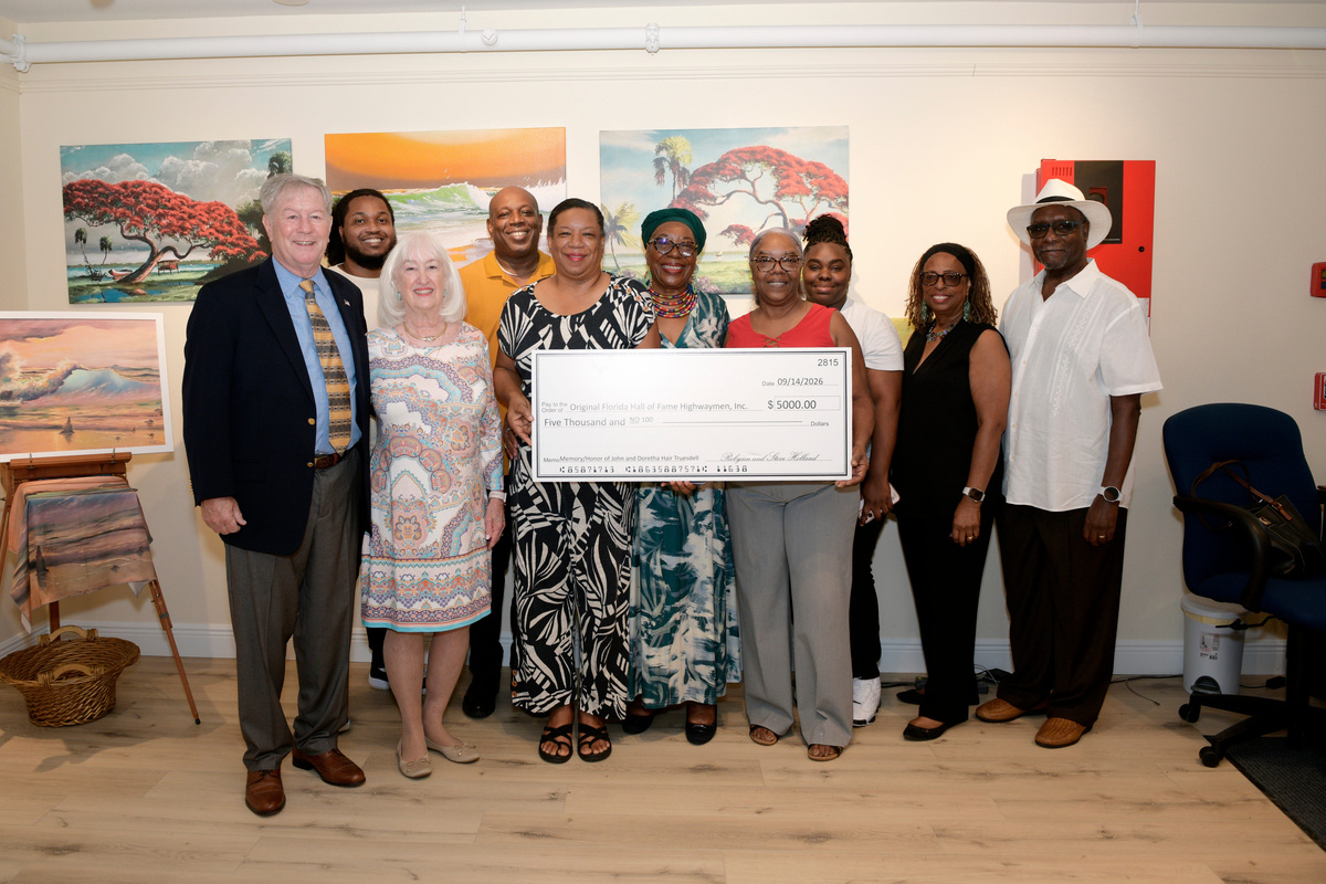 Robynn and Steve Holland present a check for 5,000 to name a gallery after John and Doretha Hair Truesdell.