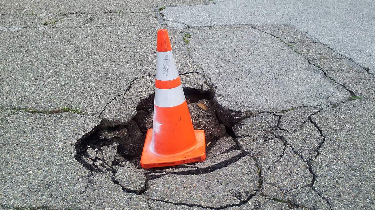 Orlando Sinkhole Forces Residents Out of Townhomes | NewsRadio WFLA