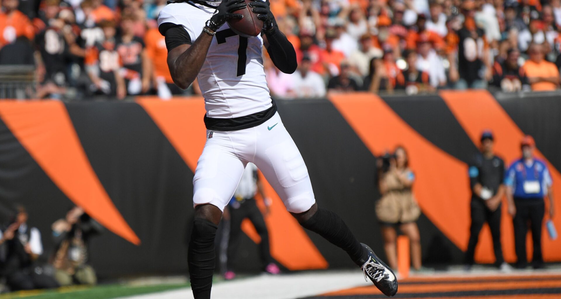 Jaguars hold on for 22-17 victory over Bengals, move to 3-1