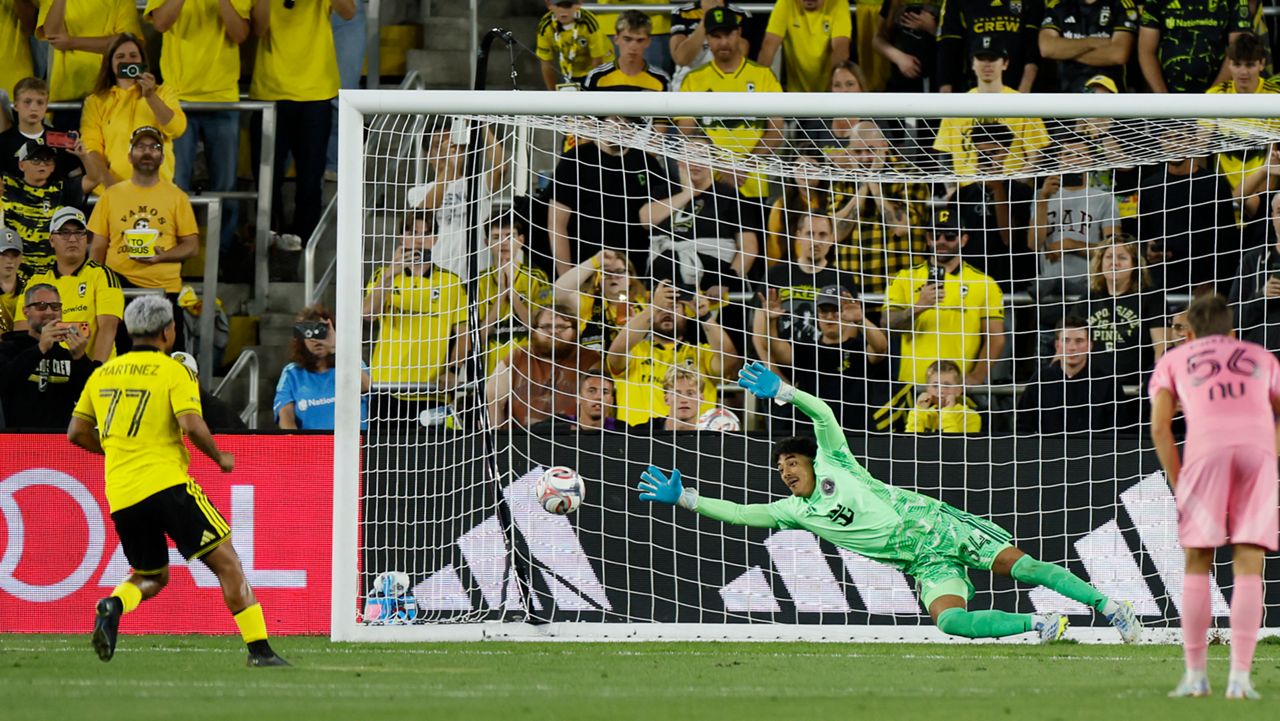 Angulo scores in stoppage time, Crépeau has 12 saves, Orlando City beats Crew 3-2