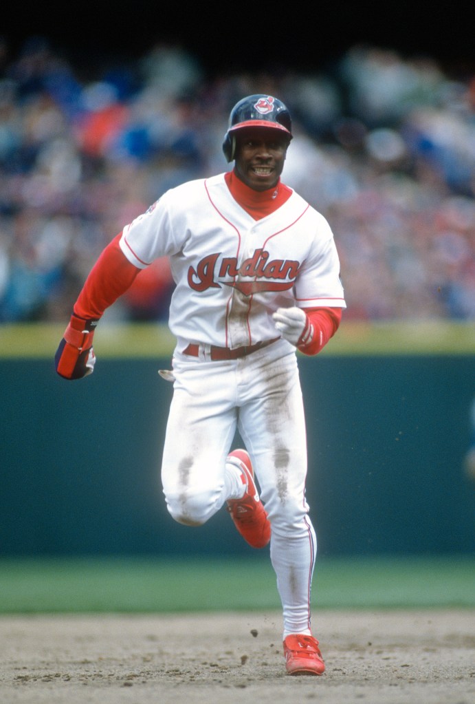 Kenny Lofton runs the bases