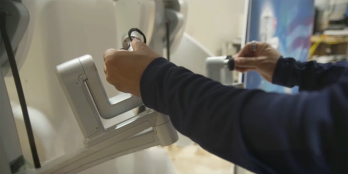 Florida surgeon performs robotic surgery on patient 35 miles away