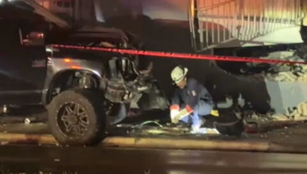 Driver knocks down pole, crashes into home in Miami - WSVN 7News | Miami News, Weather, Sports