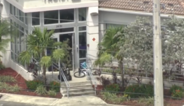 Bomb squad officials investigate suspicious package found near bank in Wilton Manors - WSVN 7News | Miami News, Weather, Sports