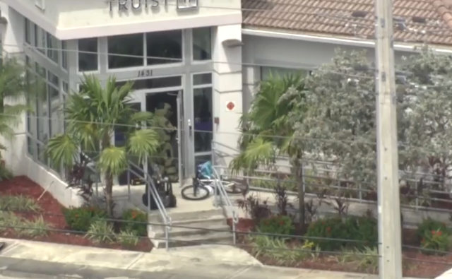 Bomb squad officials investigate suspicious package found near bank in Wilton Manors - WSVN 7News | Miami News, Weather, Sports