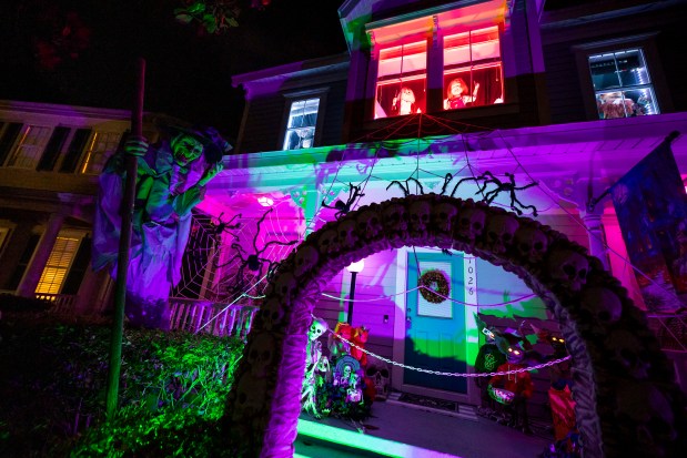 The home at 1026 Maiden Terrace in Celebration features Chucky, Gremlins and more on Oct. 10, 2026. (Patrick Connolly/Orlando Sentinel)