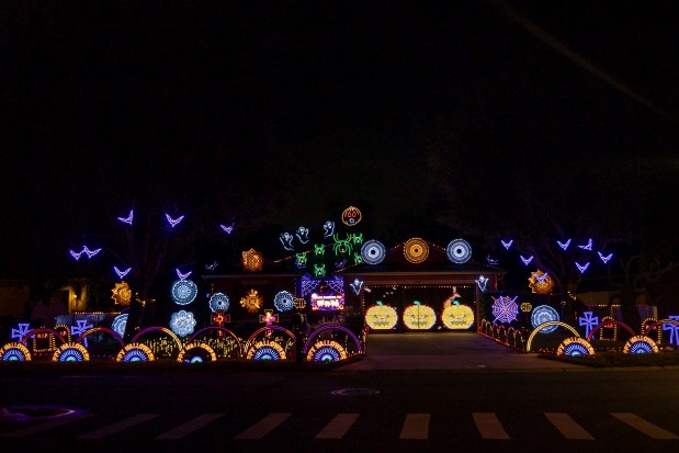 Banbor Lights Spectacular lights up the night in sync with music at 7237 Mystic Brook Way in Davenport on Oct. 10, 2026. (Patrick Connolly/Orlando Sentinel)