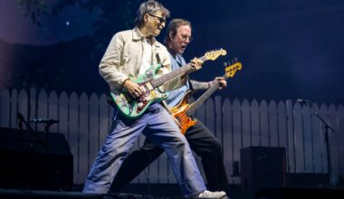 Weezer gathers generations of fans together to rock Orlando