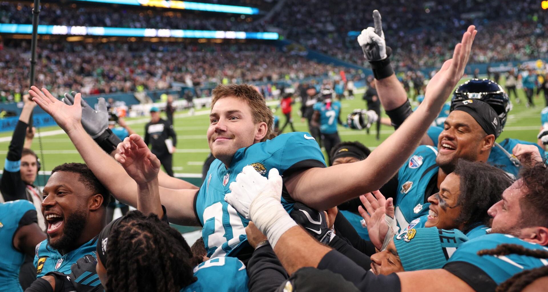 Jaguars win on last second field goal despite fight, 100 penalty yards