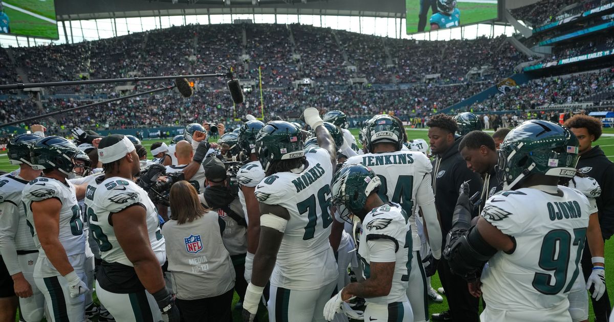 Two ejections on opening kickoff of Eagles-Jaguars game in London :: WRAL.com