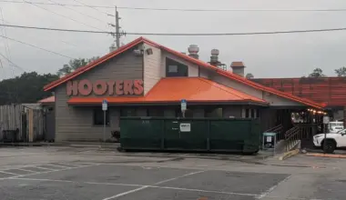 Hooters exterior