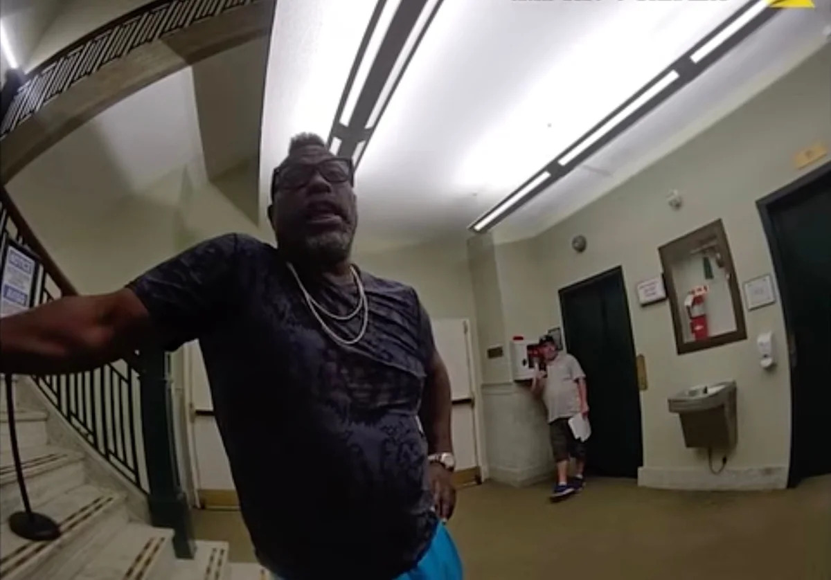Watch Warren Sapp leave Tampa City Hall after police warning