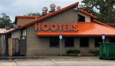 After 40 years, Jacksonville's last Hooters restaurant abruptly closes