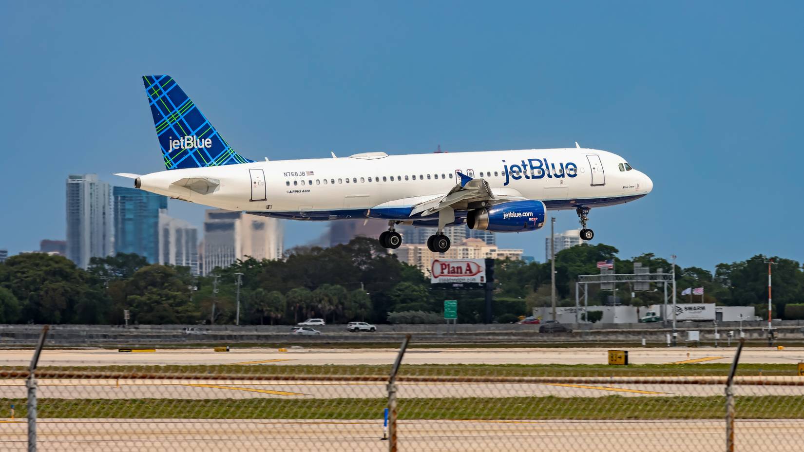 JetBlue Airbus A320-232 landing at Fort Lauderdale Hollywood International Airport