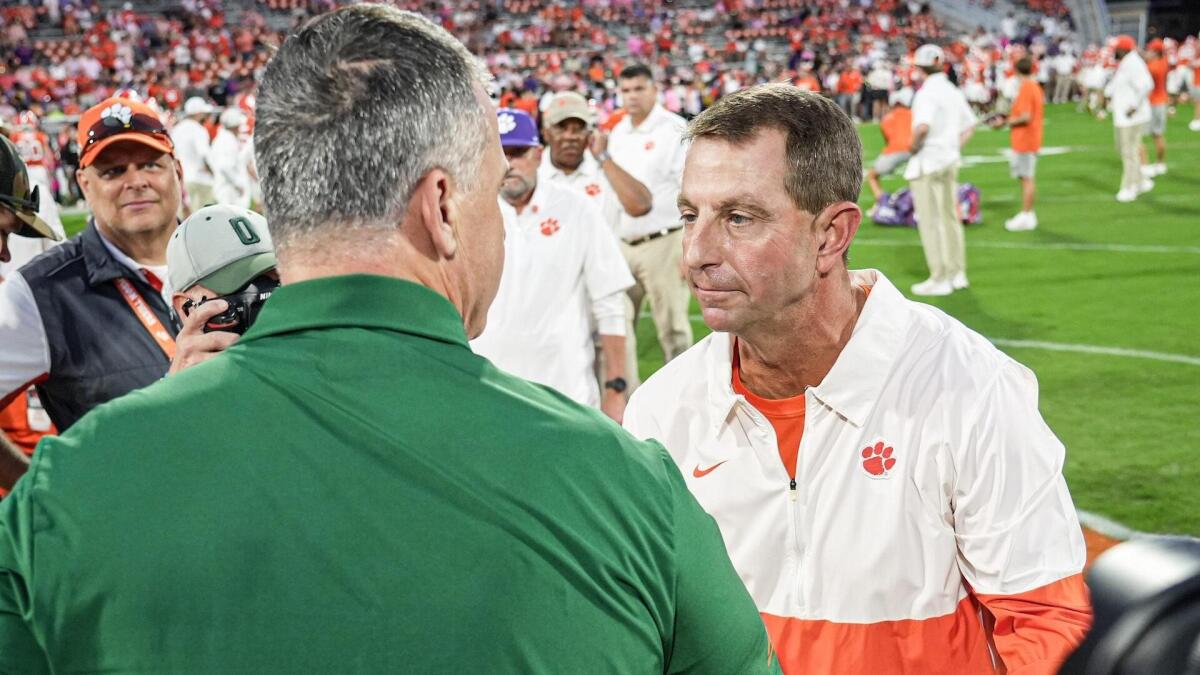Mario Cristobal's new way met Dabo Swinney's old approach -- one is clearly working better
