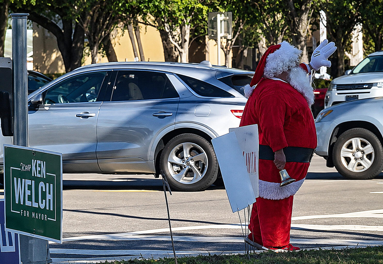 Even Black Santa has abandoned Ken Welch