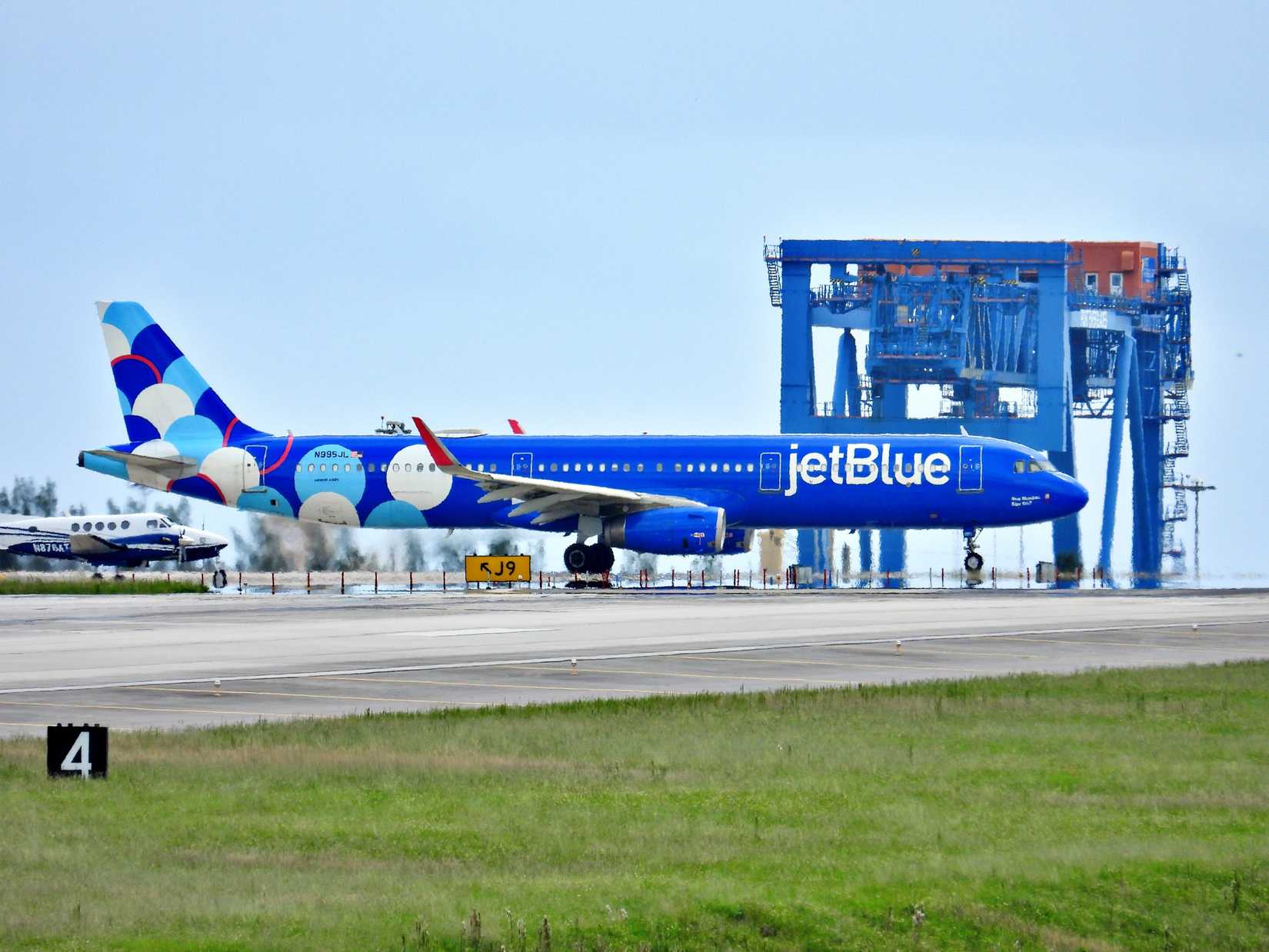 JetBlue Airbus A321 waiting to take off at Fort Lauderdale