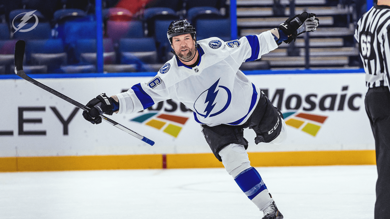 Bolts alum Roy brings dynamic personality, color to Lightning game broadcasts