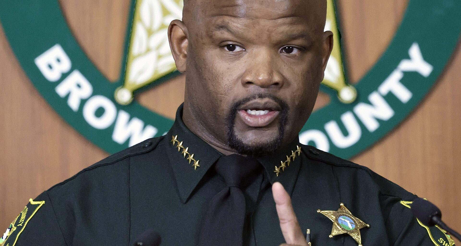 Will sheriff’s fate hang on governor’s race?