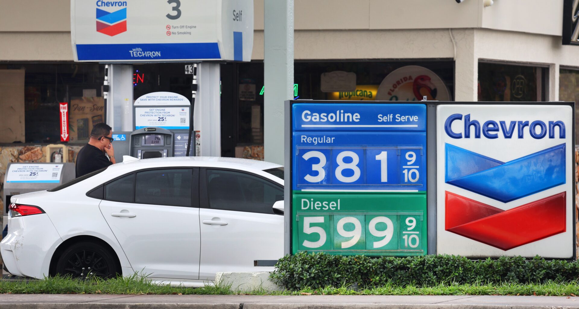 Florida gas prices drop by double digits – Sun Sentinel