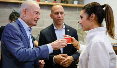 Pastelito war, Castro charges: Miami midterms turn into Cuba stunts