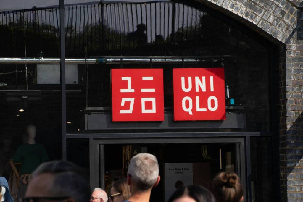 Uniqlo storefront logo