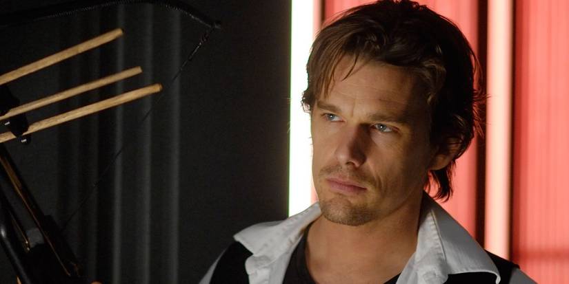 Ethan Hawke holding a crossbow in 'Daybreakers'