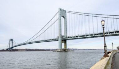 Brooklyn man parachuted off Verrazzano-Narrows Bridge after NYC Marathon, cops say