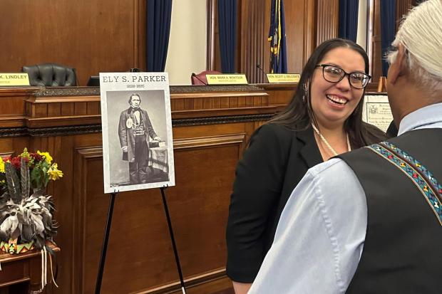 Melissa Parker Leonard, a descendant of Seneca leader and Civil War General Ely Samuel Parker, speaks with guests inside the courtroom after a ceremony to posthumously admit Parker to the New York state bar on Friday, Nov. 14, 2025 in Buffalo, N.Y. (AP Photo/Carolyn Thompson)