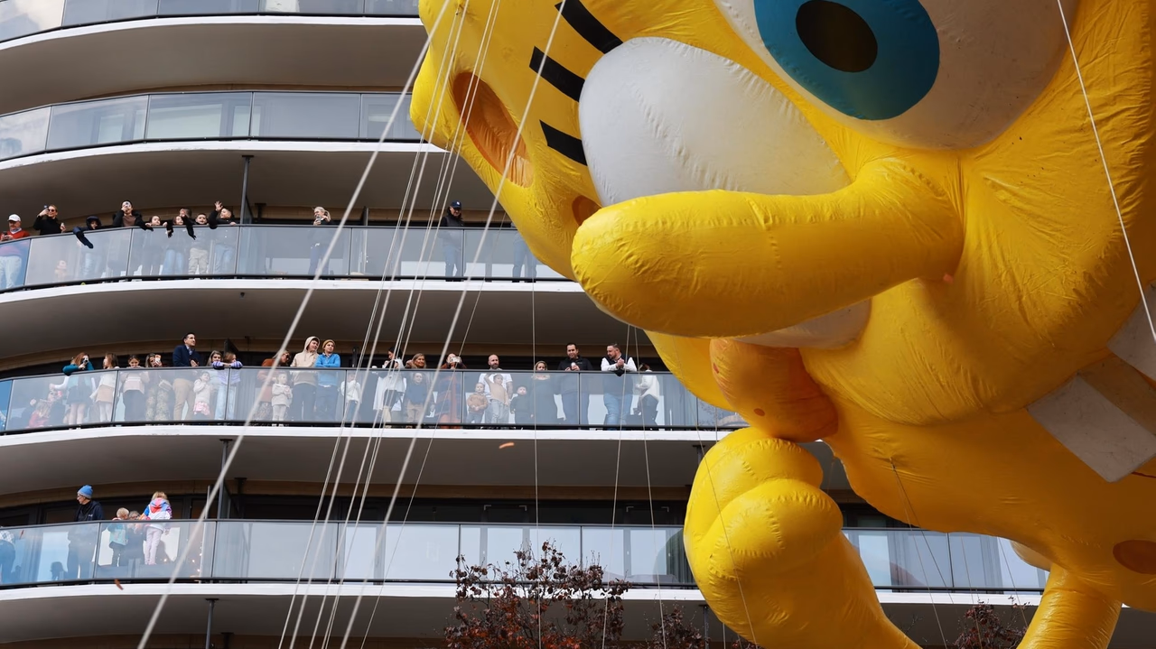 Long Islanders line Manhattan streets for Macy's Thanksgiving Day Parade