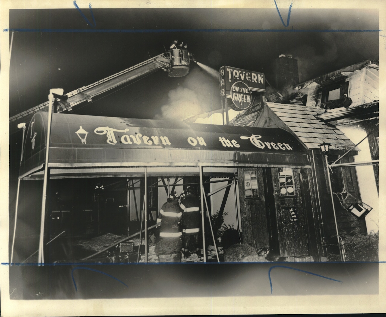 1977 Press Photo Firemen fighting fire at Tavern on the Green
