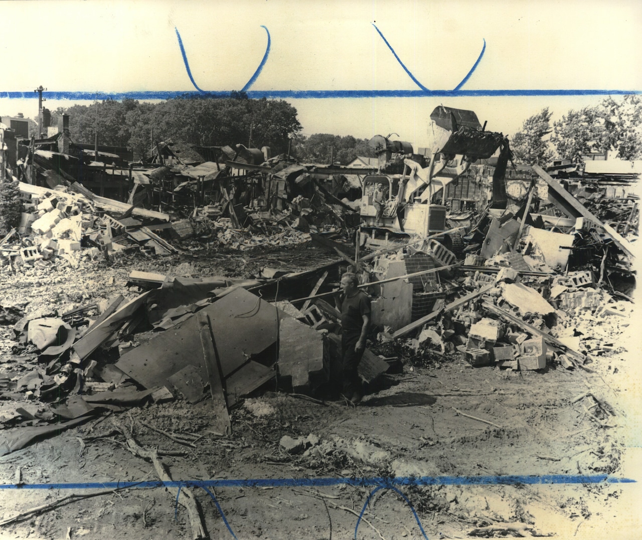1977 Press Photo The remains of fire damaged Tavern on the Green restaurant