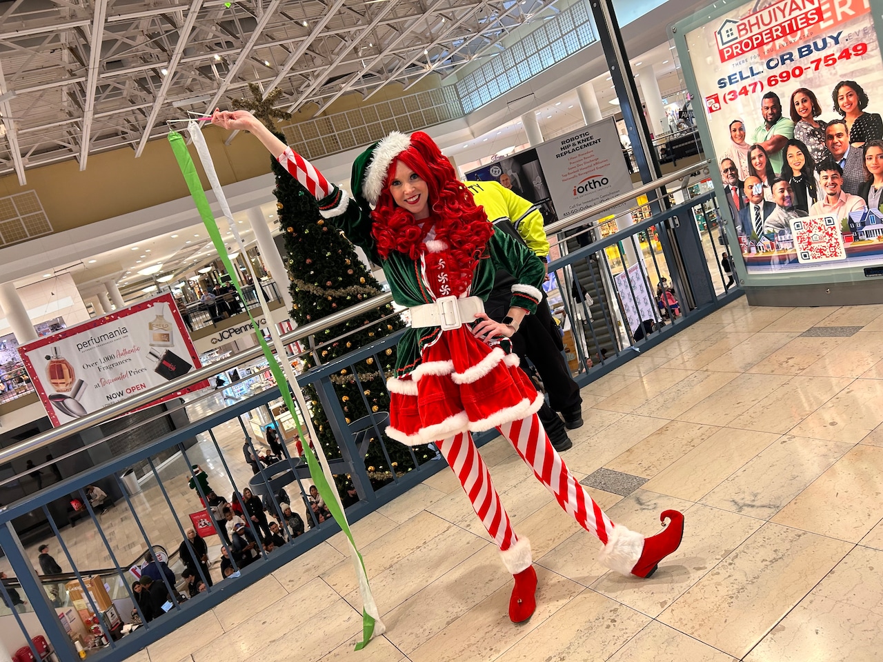 Santa Claus arrives in grand fashion at Staten Island Mall