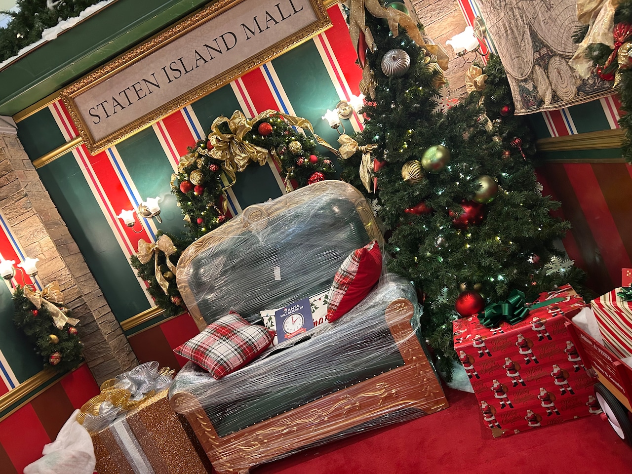 Santa Claus arrives in grand fashion at Staten Island Mall