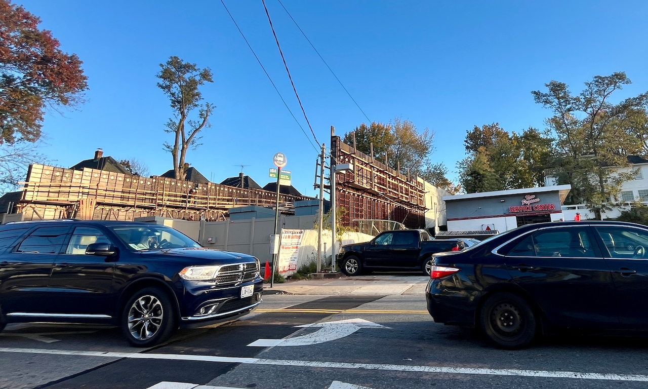 Massive concrete walls are being built around this Staten Island battery storage project. Here’s why.