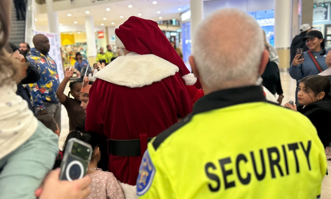 Santa Claus arrives in grand fashion at Staten Island Mall
