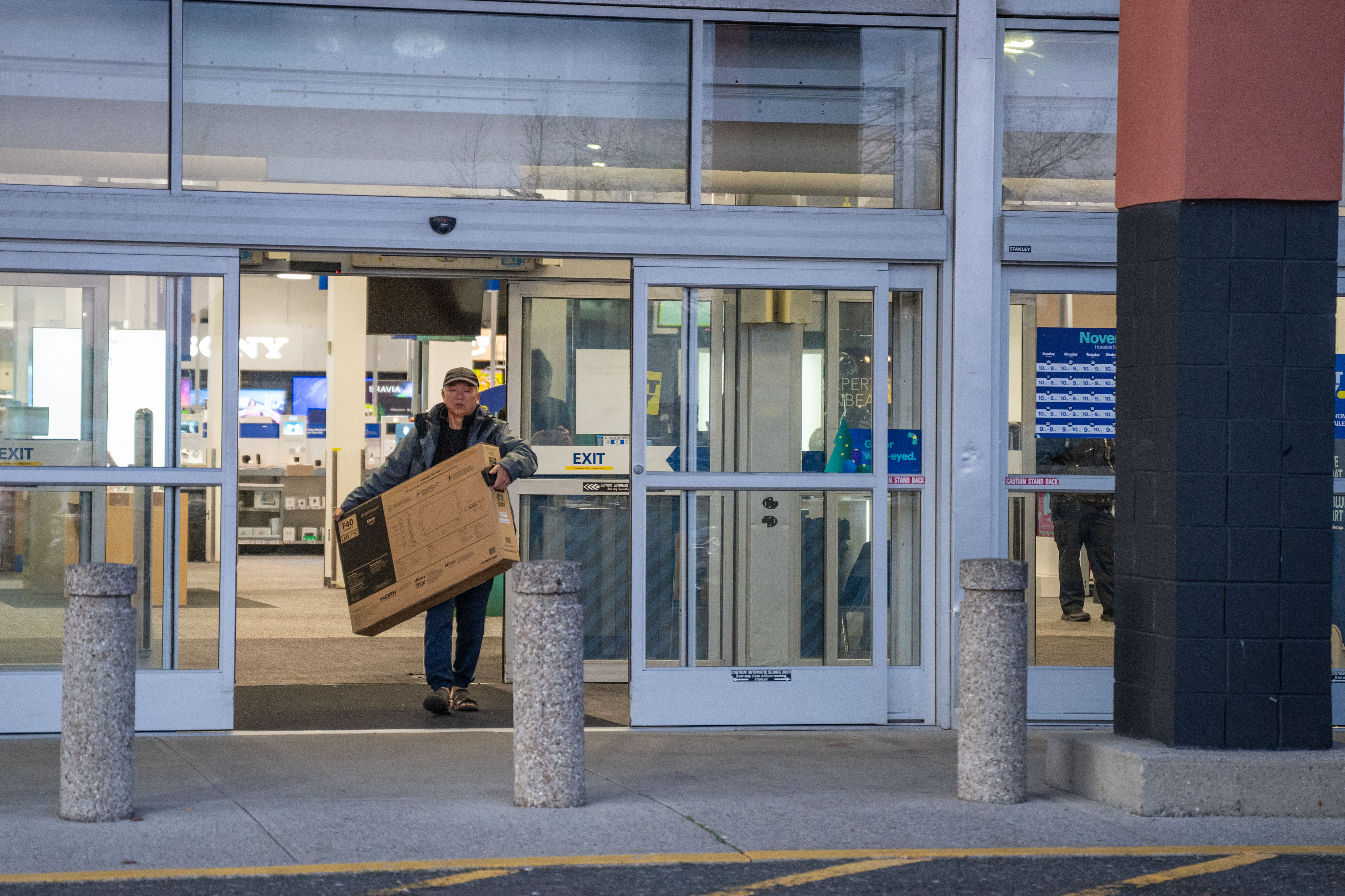 A shopper leaves Best Buy with a new television on Friday, November 28, 2025, in New Springville. (Owen Reiter for the Advance/SILive.com)