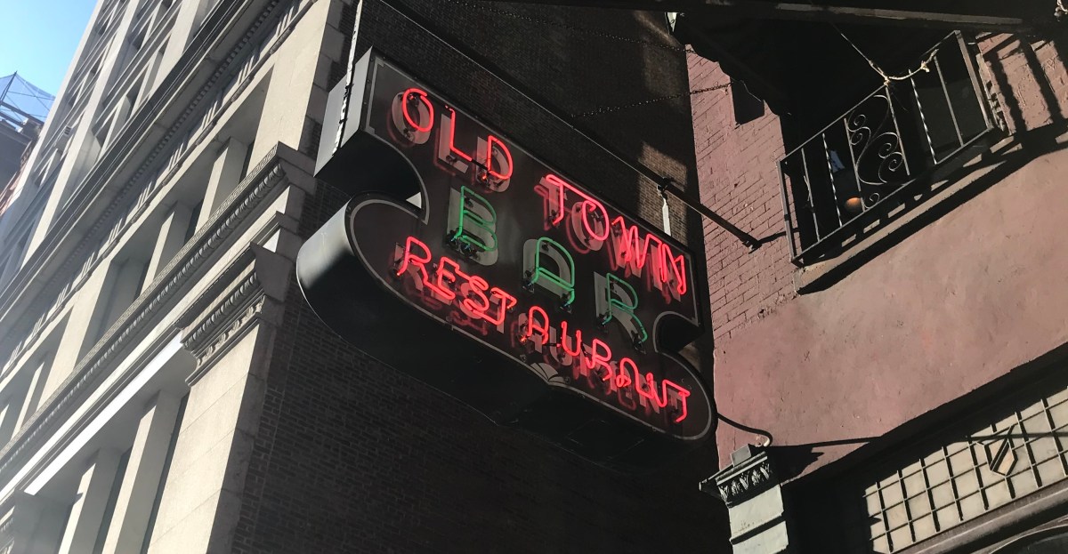 NYC Old Town Bar Is a Legacy New York Bar With Good Food