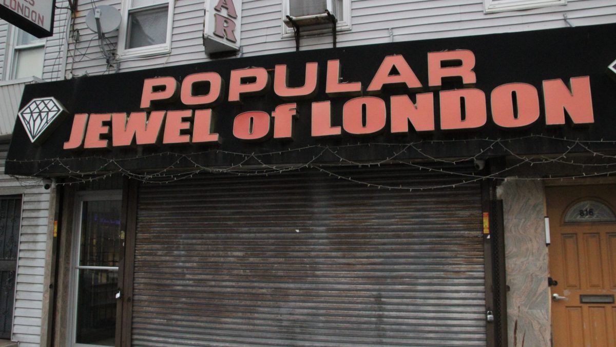 Masked Robbers Snatch 1.5M in Jewels From Indian Square Store