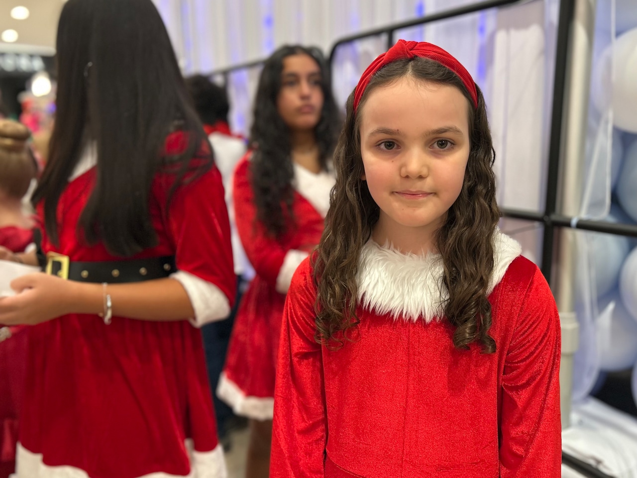 Santa Claus arrives in grand fashion at Staten Island Mall