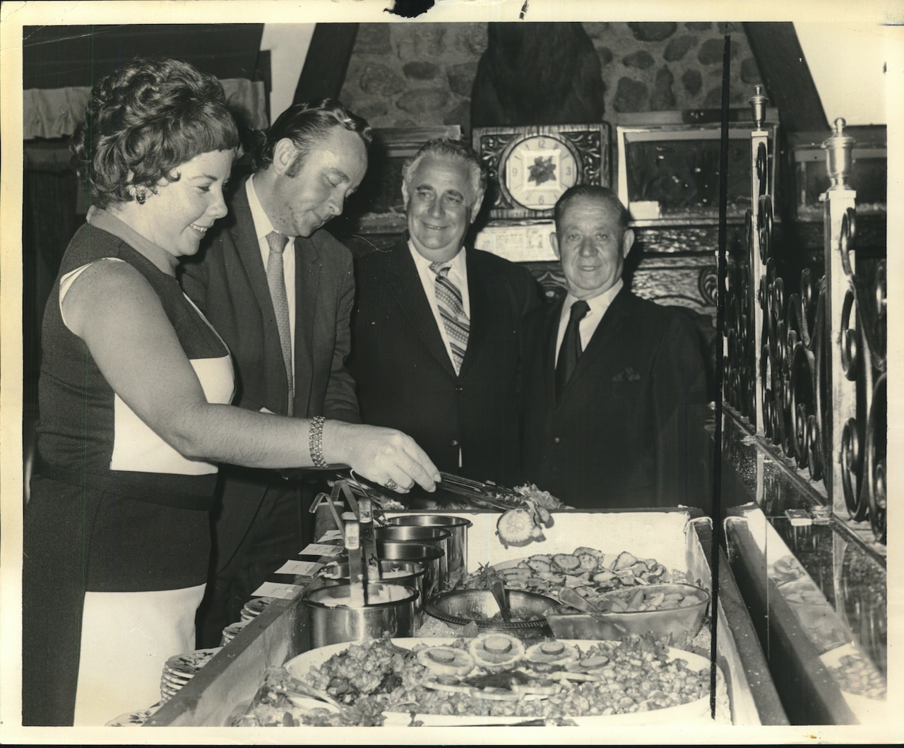 1971 Press Photo Tavern on the Green owner Dominick Coppotelli & group, New Dorp