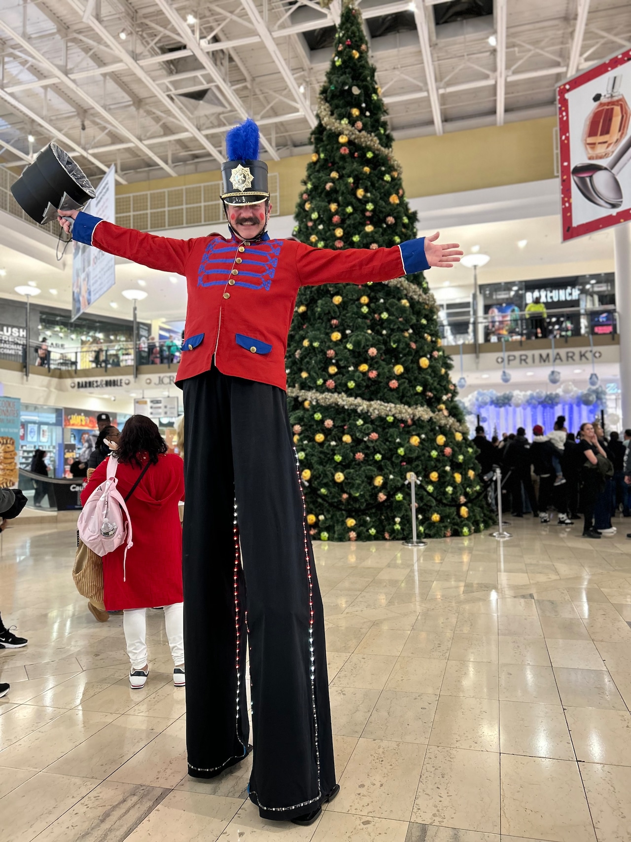 Santa Claus arrives in grand fashion at Staten Island Mall
