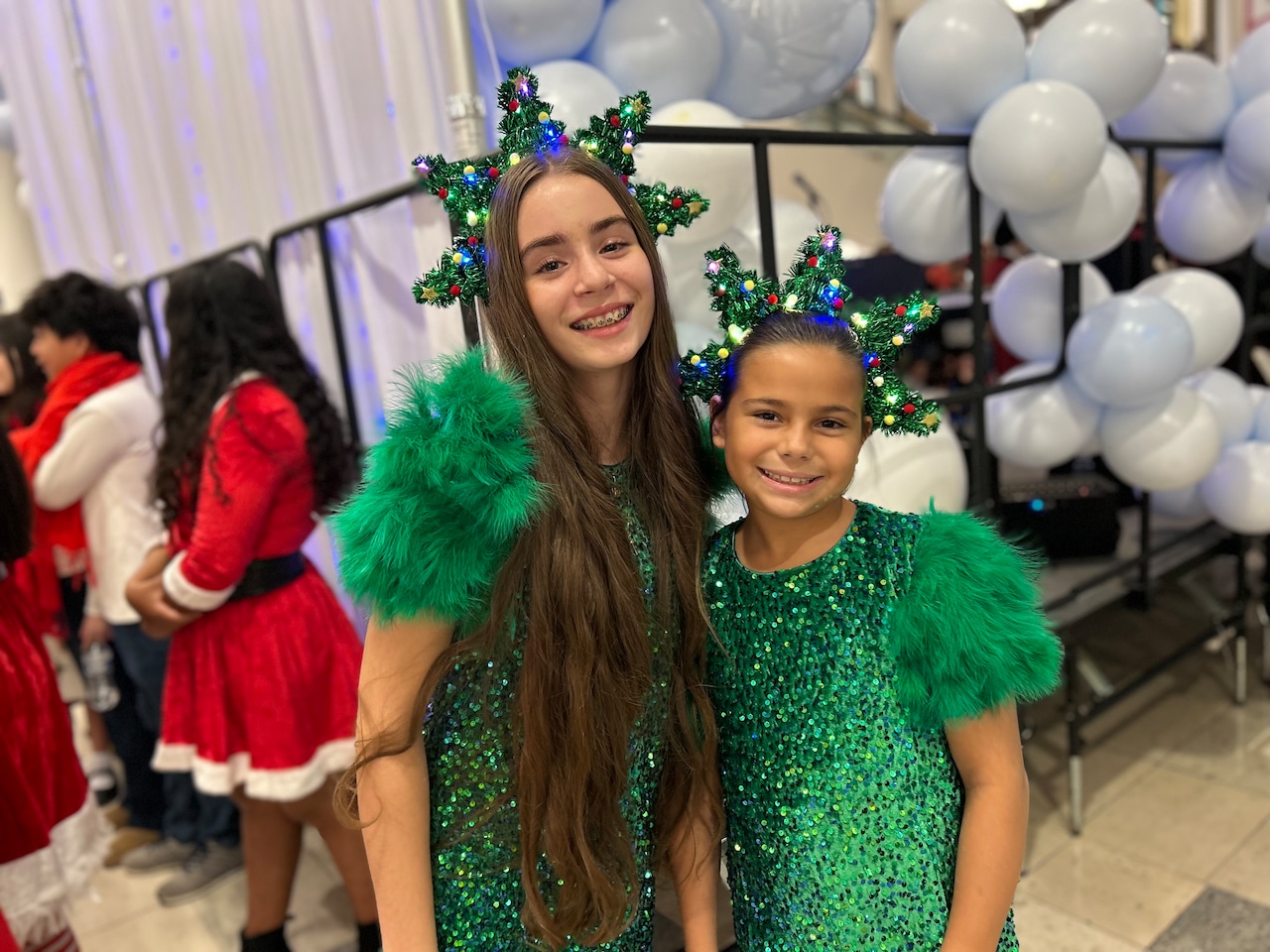 Santa Claus arrives in grand fashion at Staten Island Mall