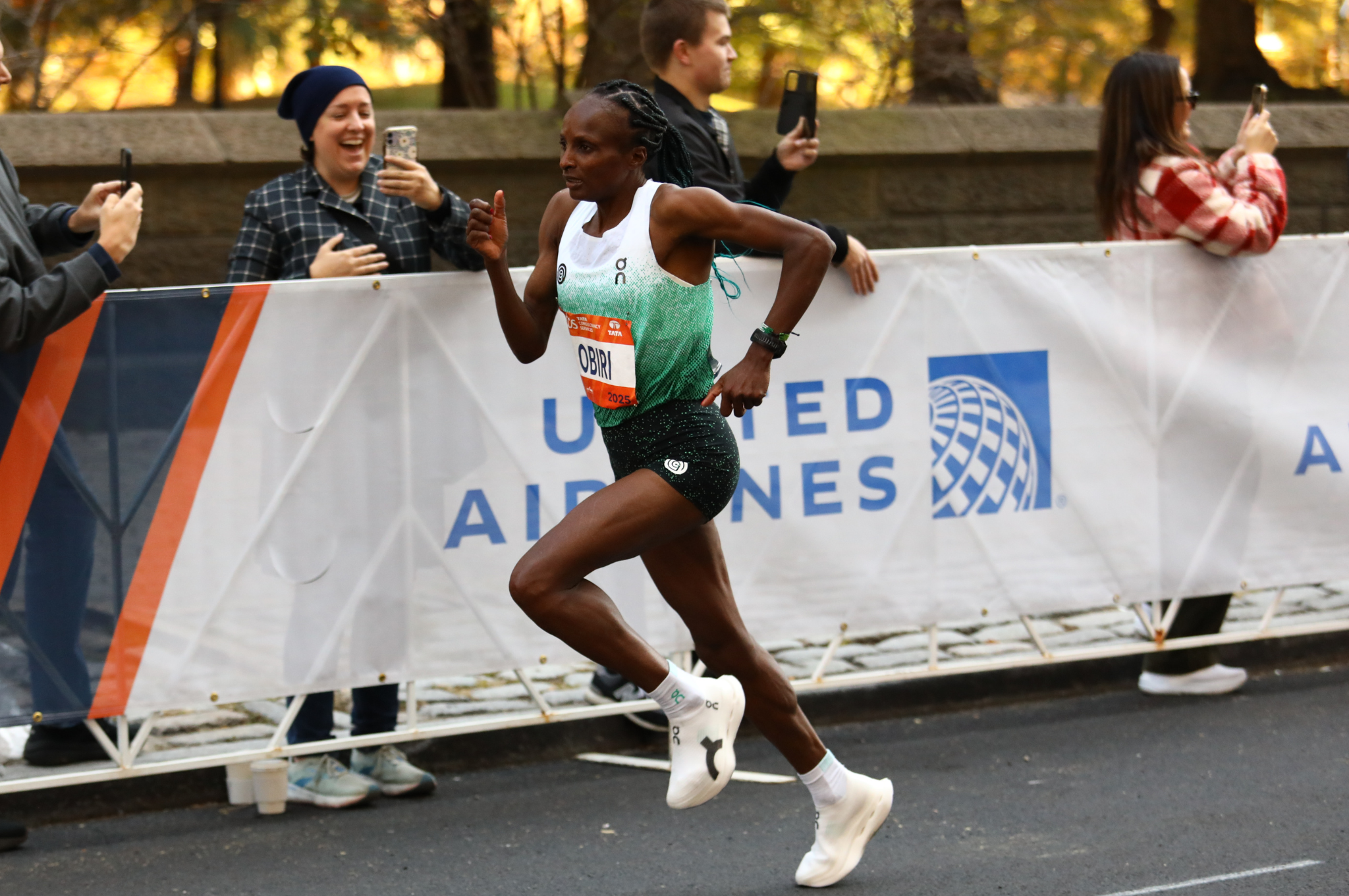 Hellen Obiri threw down a 4:58 mile to shake off Lokedi and set a women’s course record of 2:19:51. Here she is with 800m to go.